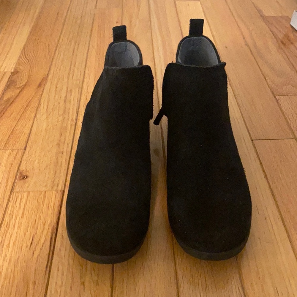 Short Tom’s black booties